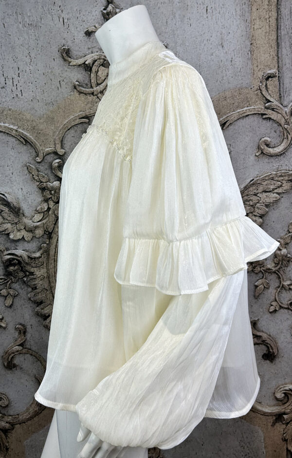 Edle Damen Chiffon-Bluse in Creme mit Spitze, Perlen, Bindekragen & Ballonärmeln – Großhandel (4) Edle Damen Chiffon-Bluse Creme Großhandel mit Spitze, Perlen, Bindekragen und Ballonärmeln