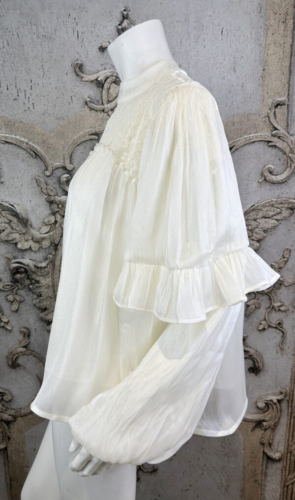 Edle Damen Chiffon-Bluse in Creme mit Spitze, Perlen, Bindekragen & Ballonärmeln – Großhandel (5) Edle Damen Chiffon-Bluse Creme Großhandel mit Spitze, Perlen, Bindekragen und Ballonärmeln