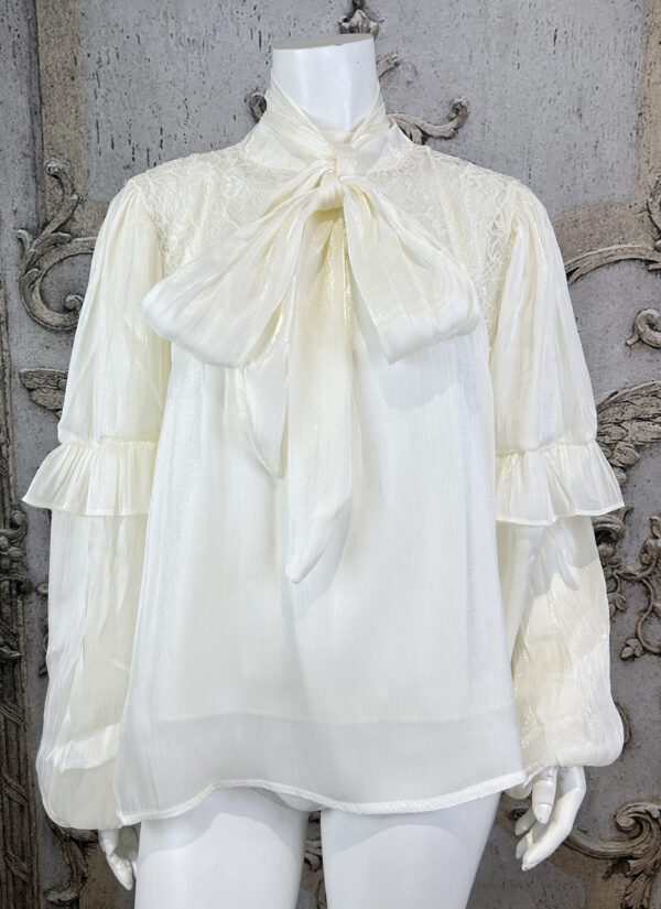 Edle Damen Chiffon-Bluse in Creme mit Spitze, Perlen, Bindekragen & Ballonärmeln – Großhandel (6) Edle Damen Chiffon-Bluse Creme Großhandel mit Spitze, Perlen, Bindekragen und Ballonärmeln