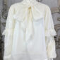 Edle Damen Chiffon-Bluse Creme Großhandel mit Spitze, Perlen, Bindekragen und Ballonärmeln