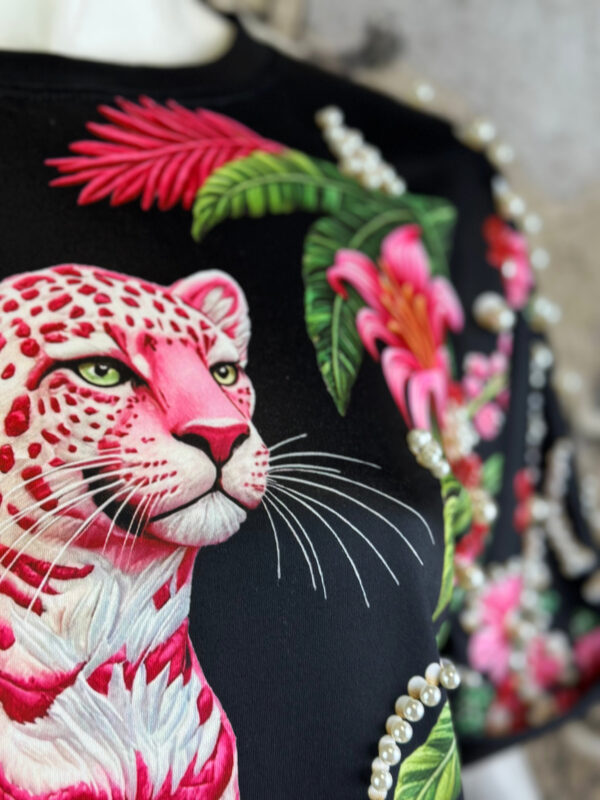 damen-shirt-pink-leopard-perlen-schwarz (3) Damen Shirt mit Pink Leopard und Perlen in Schwarz